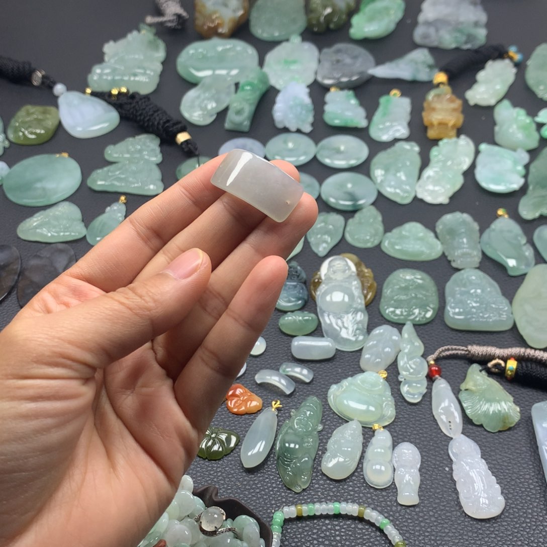 翡翠颈饰未镶嵌手牌