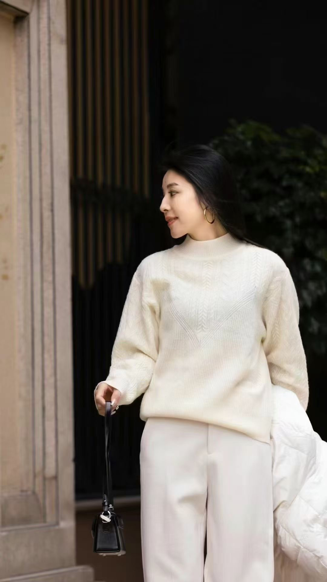 米白色高领毛衣宽松