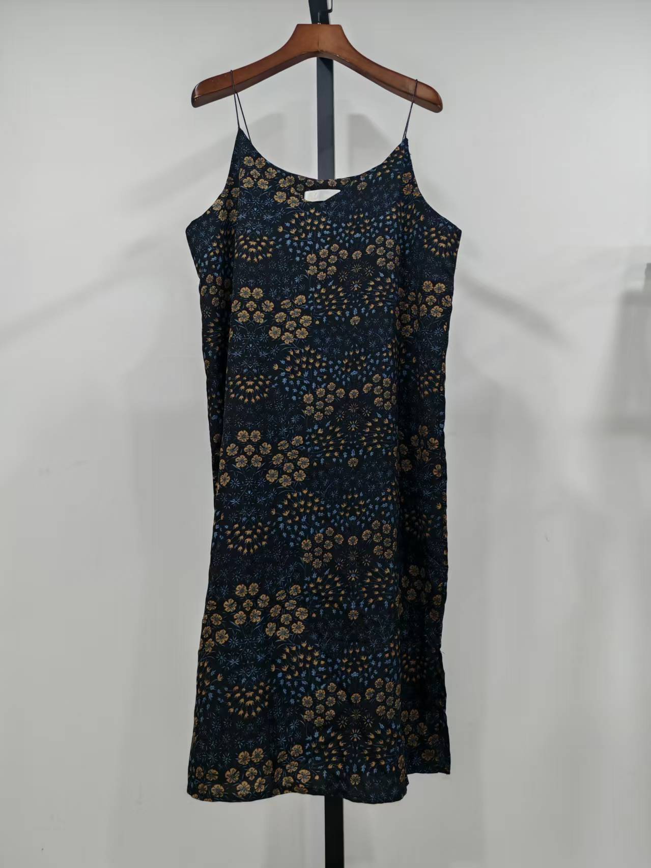 203 吊带花色连衣裙 默认微瑕 无运费险