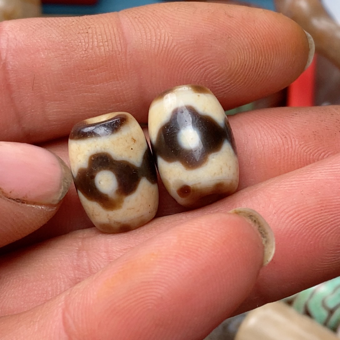 DIY琉璃珠子的颜色是蓝色