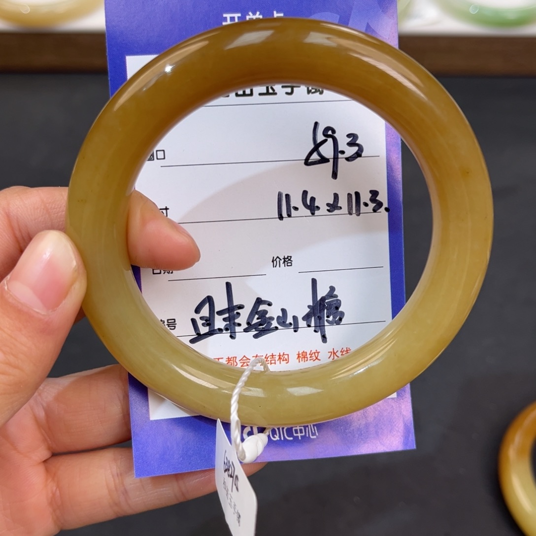 喵***️和田玉未镶嵌手镯