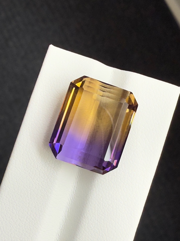 22.54ct天然紫黄晶裸石 颜色美艳 ，色彩分明，晶体通透，火彩足