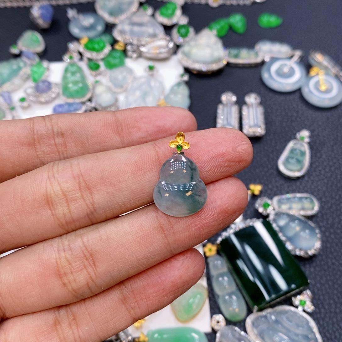 翡翠18K金镶嵌颈饰葫芦