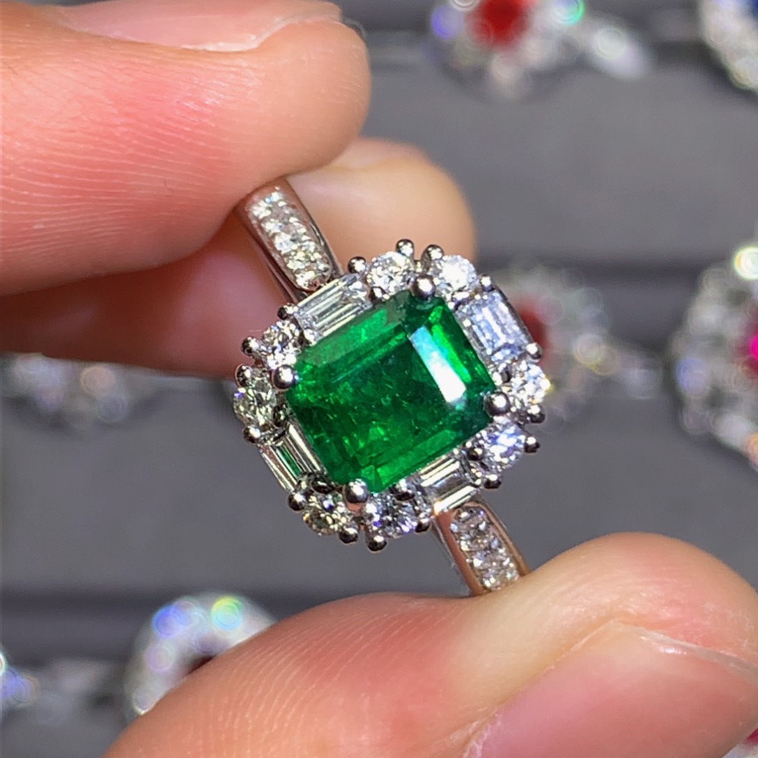 祖母绿戒指18K金镶嵌