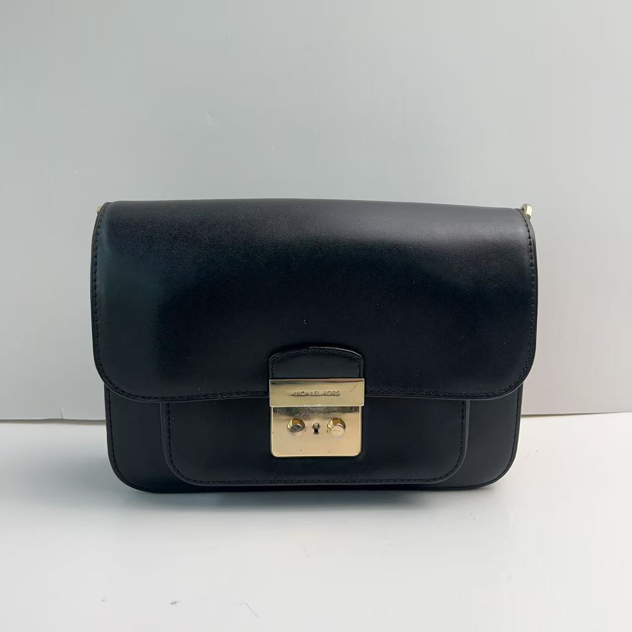 95新 MICHAEL KORS/迈克高仕 二手MK黑色邮差斜挎包