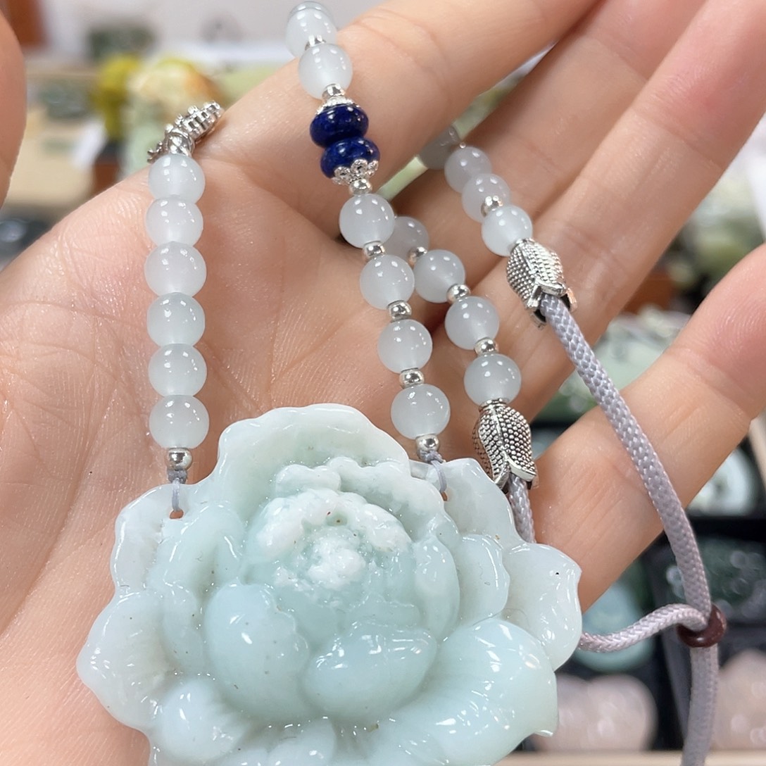 蛇纹石玉颈饰合金