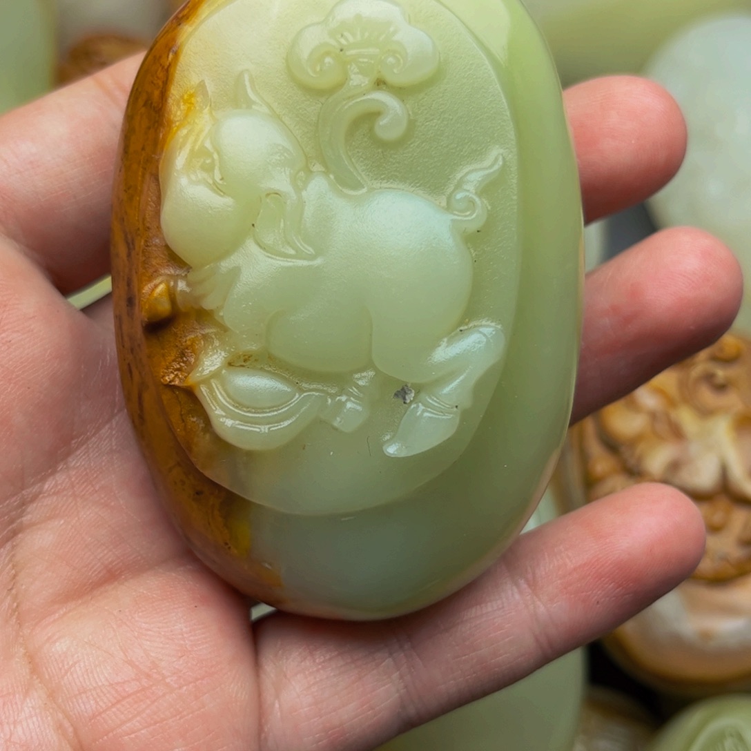 石材方解石手把件猪