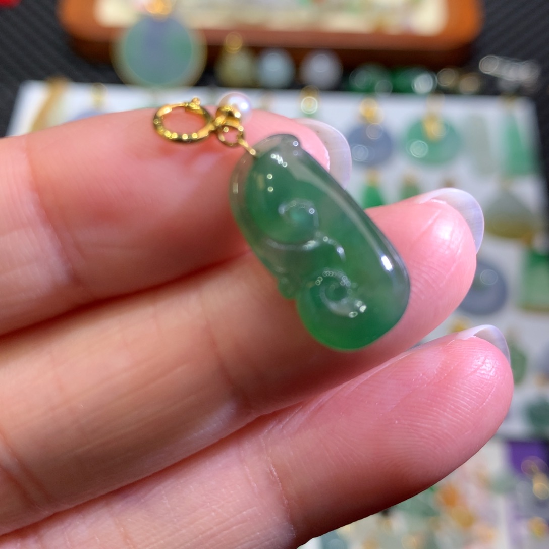 翡翠颈饰18K金镶嵌翡翠吊坠的未镶嵌