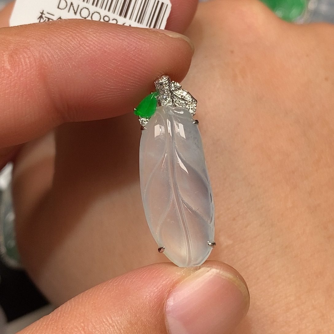 翡翠18K金镶嵌颈饰叶子