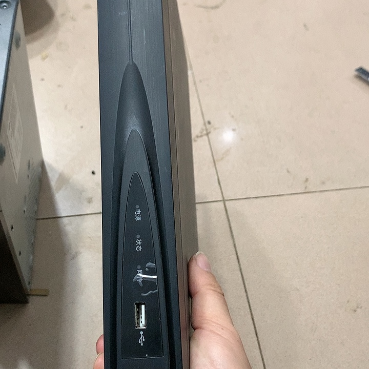 99新海康威视4路录像机自带交换机裸机