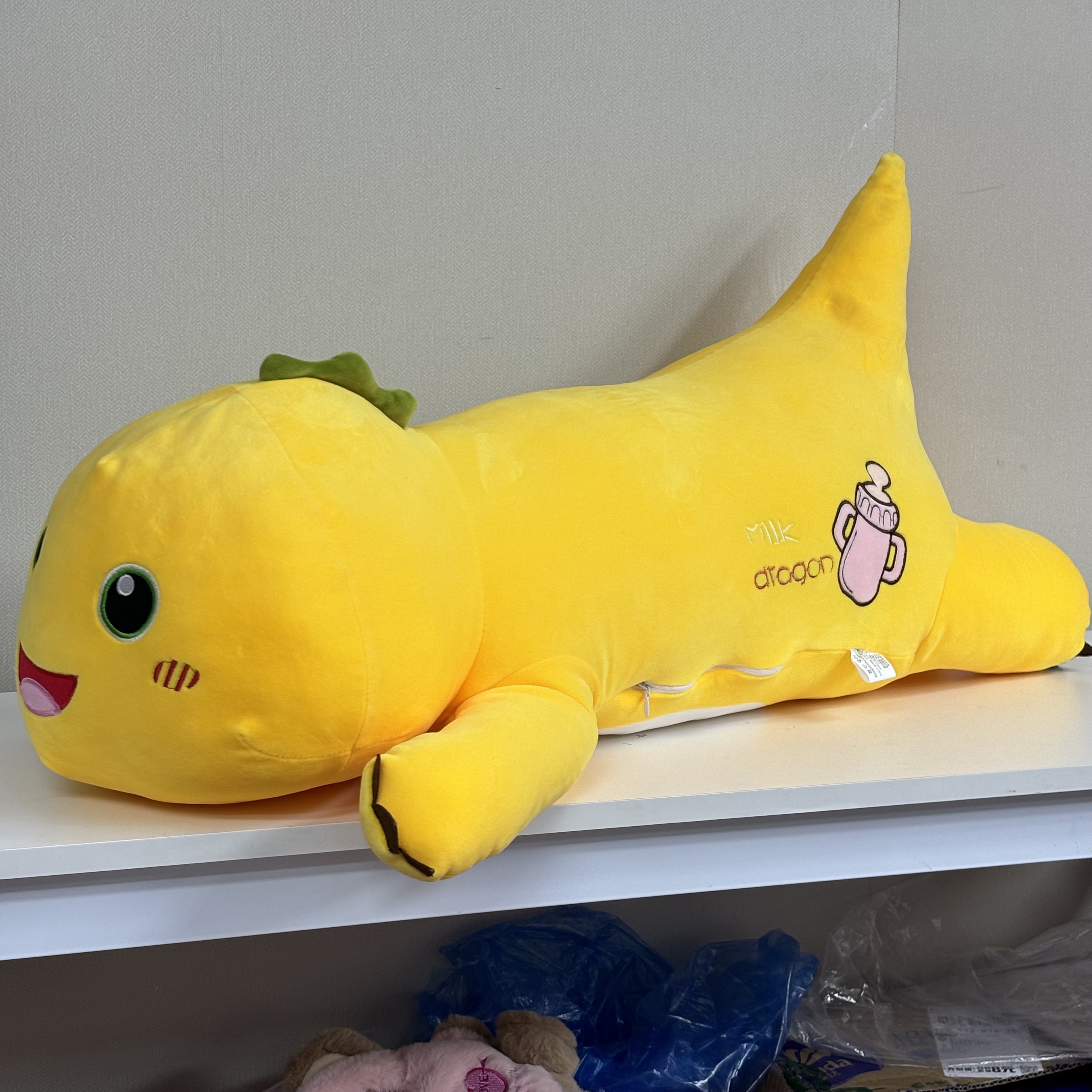 长条趴趴奶龙睡觉可爱毛绒玩具枕头玩偶公仔男生女生侧睡长条靠垫