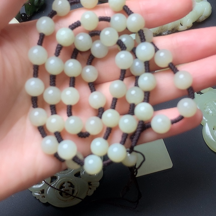 知***足和田玉未镶嵌颈饰