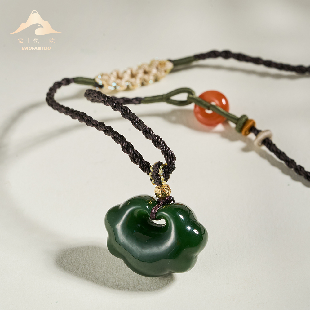 宝梵陀和田⽟如意锁项链9274