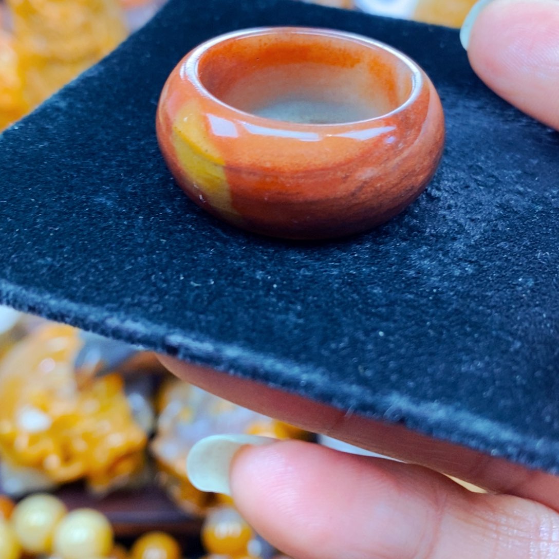 未镶嵌石英质玉（黄龙玉）颈饰