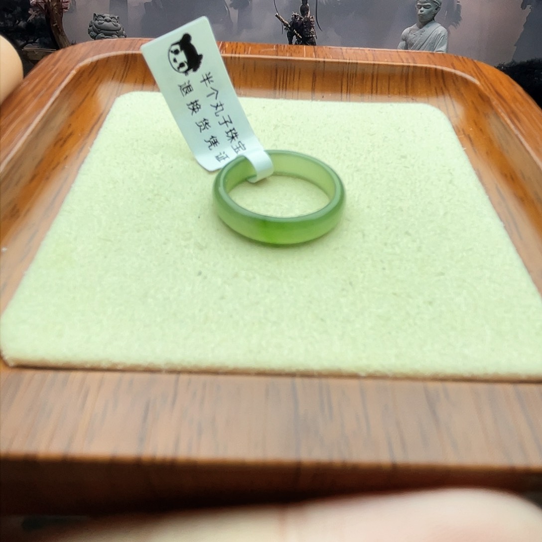 和田玉戒指未镶嵌碧玉微黑点果绿色14号