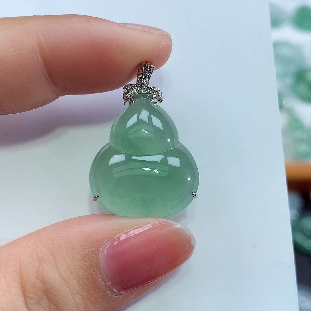 翡翠18K金镶嵌颈饰佛公