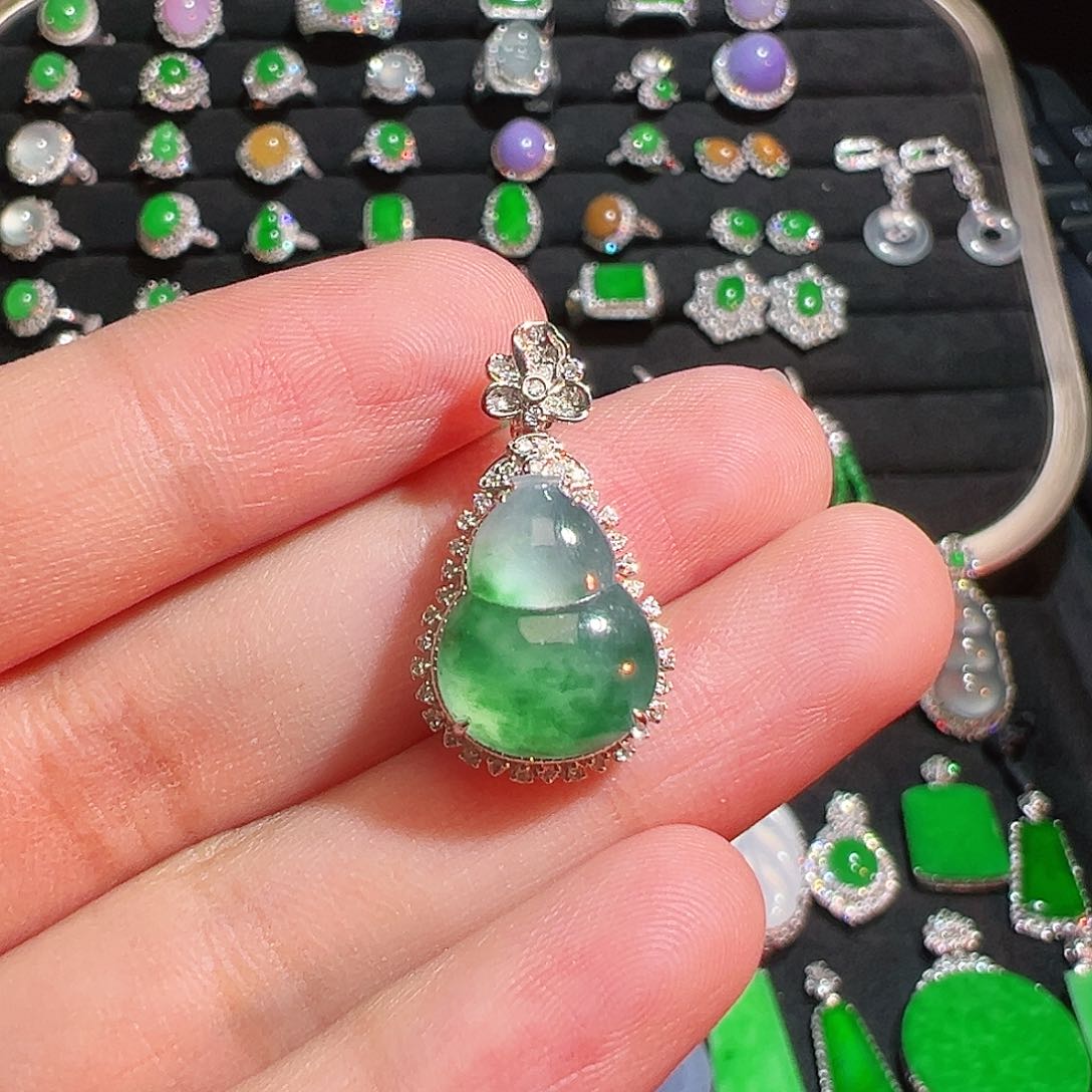 颈饰18K金镶嵌翡翠吊坠