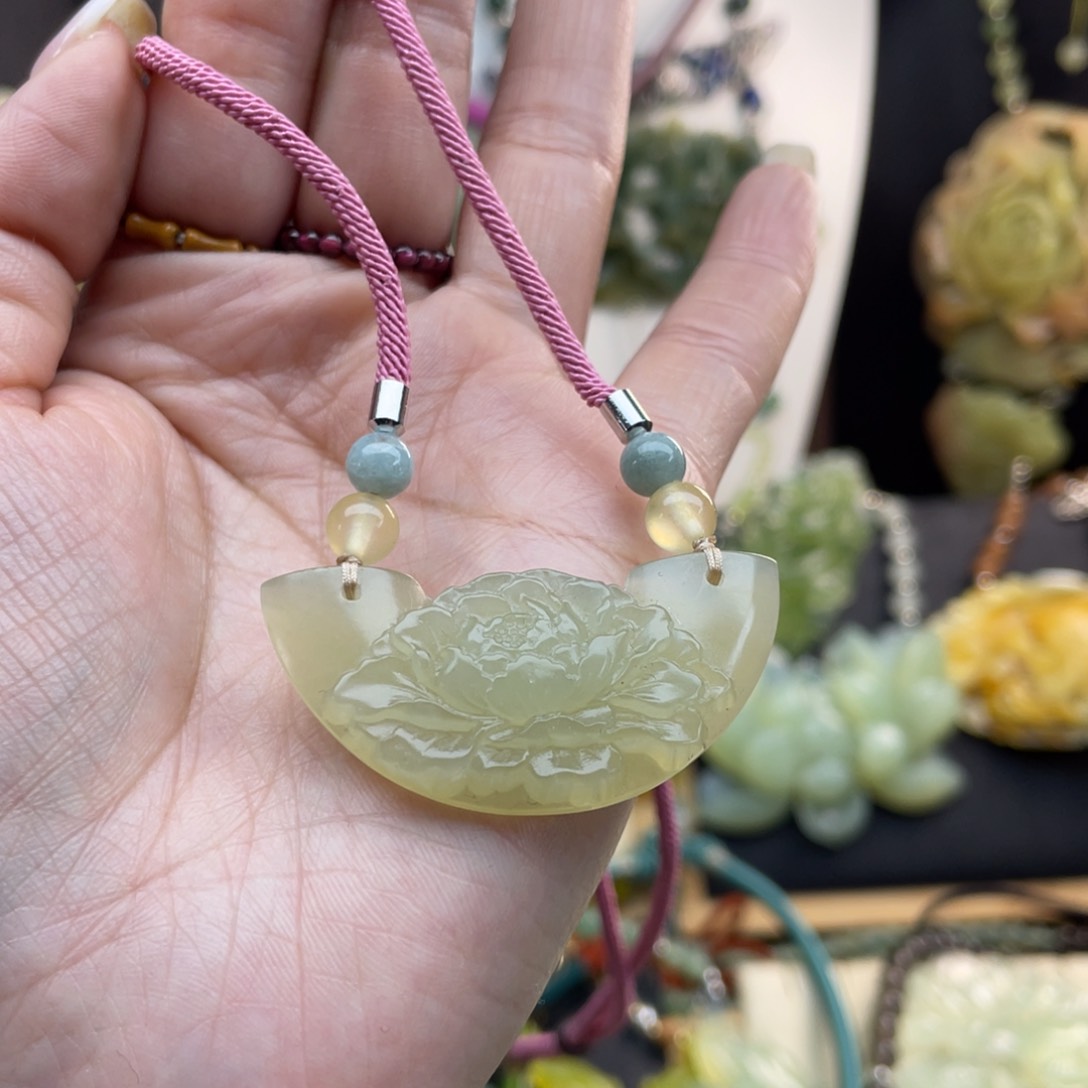 蛇纹石玉颈饰未镶嵌