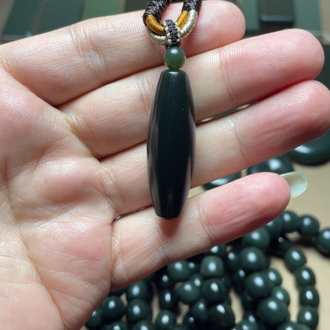 和田玉颈饰未镶嵌忆***年