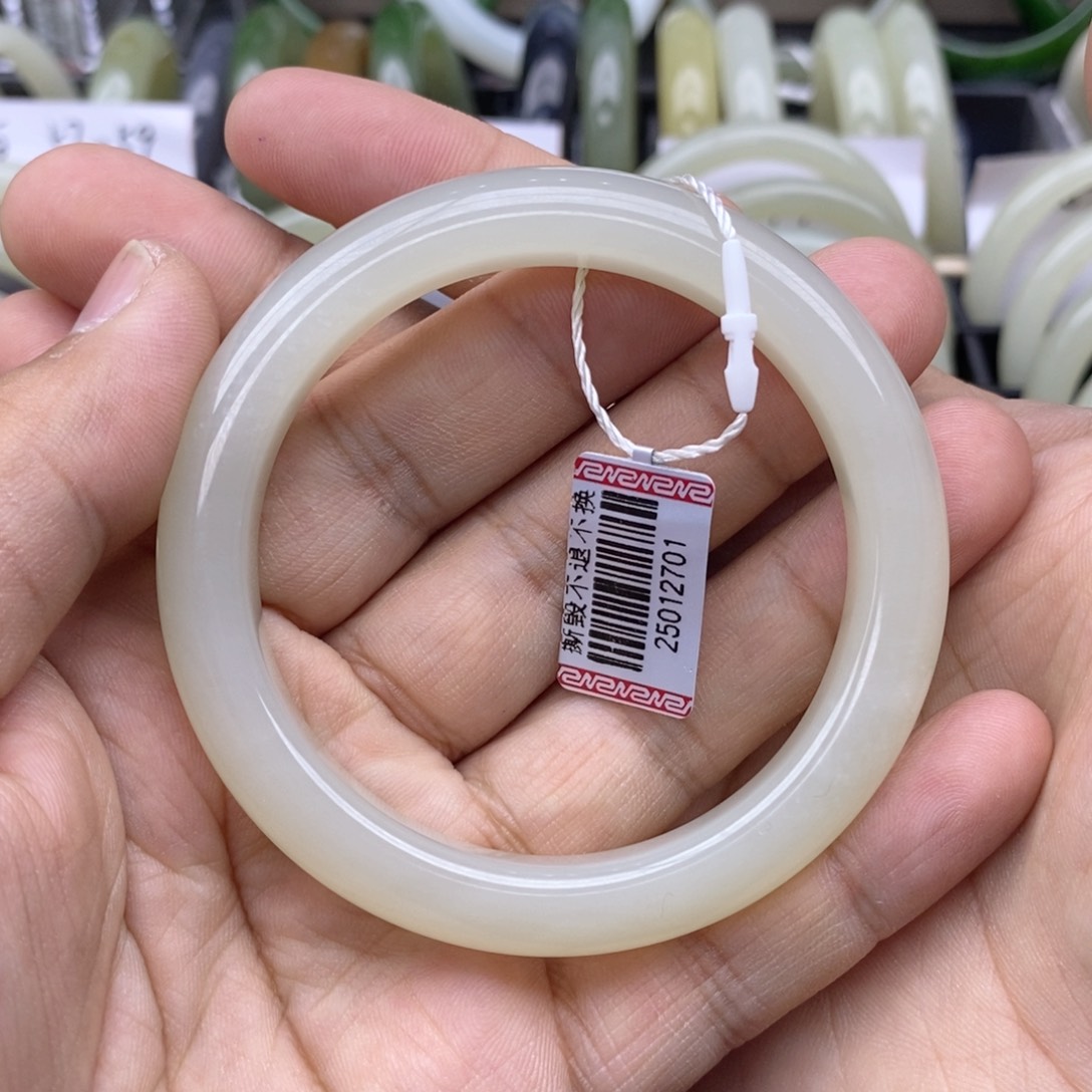 和田玉手镯未镶嵌苏*