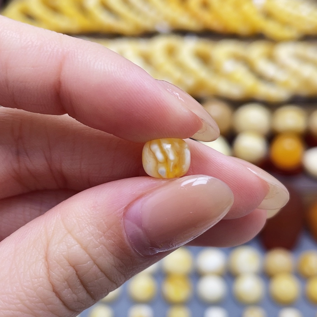 琥珀裸石未镶嵌蜜蜡老型8.1*6.9mm瑕疵