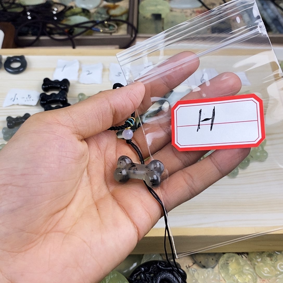 蛇纹石玉颈饰未镶嵌