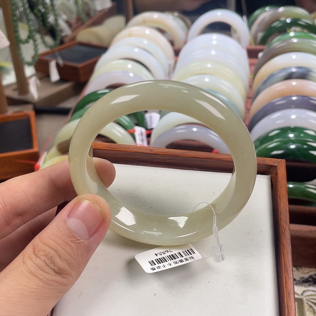 【闪购商品】和田玉手镯未镶嵌57