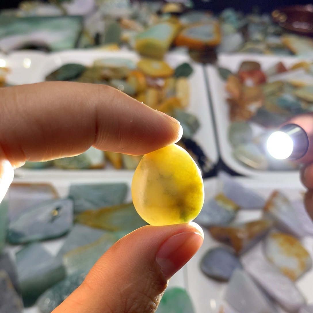 翡翠颈饰未镶嵌天然翡翠
