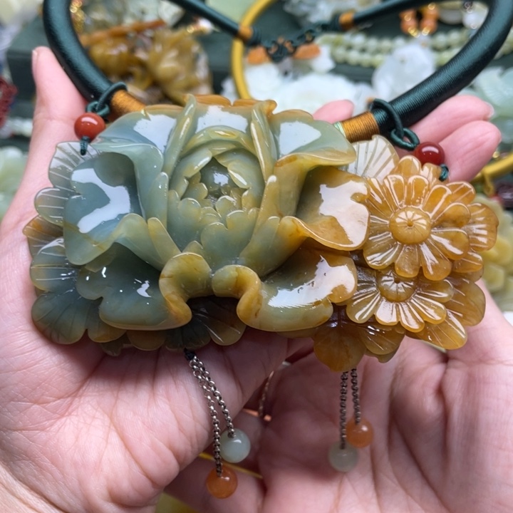 蛇纹石玉吊坠合金