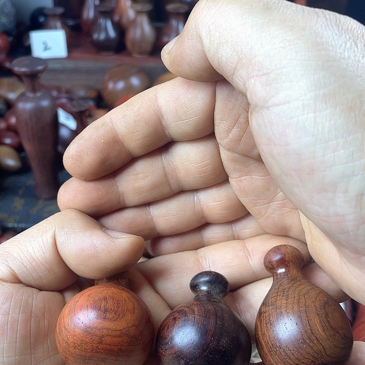 微凹黄檀（南美大红酸枝）依*