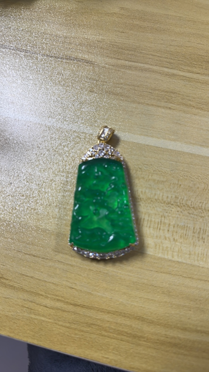 Y90精美山水牌翡翠吊坠