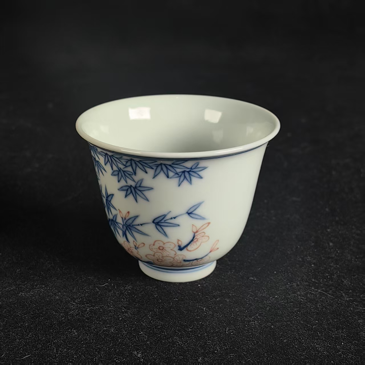 青花釉里红松竹梅纹杯