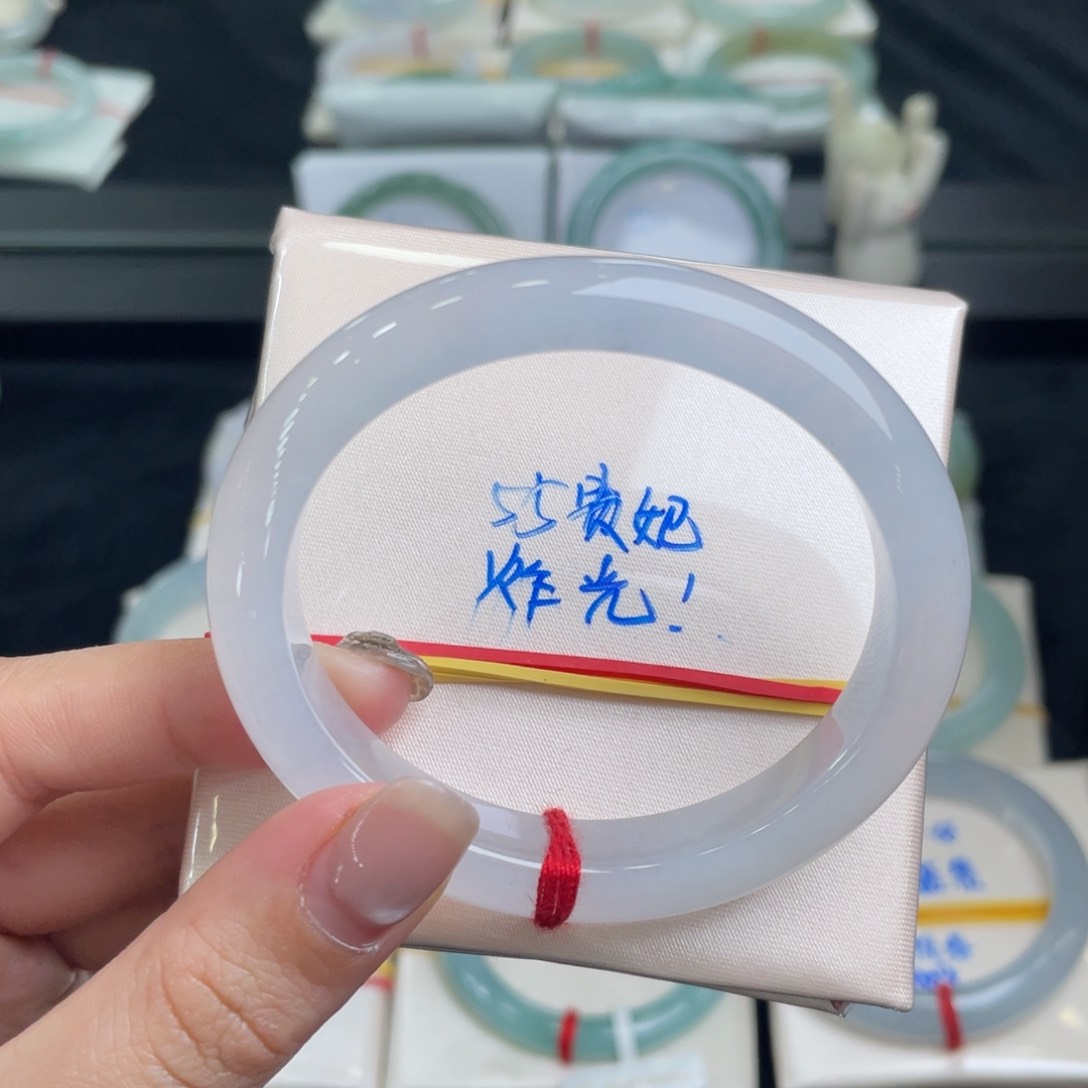 翡翠手镯未镶嵌翡翠