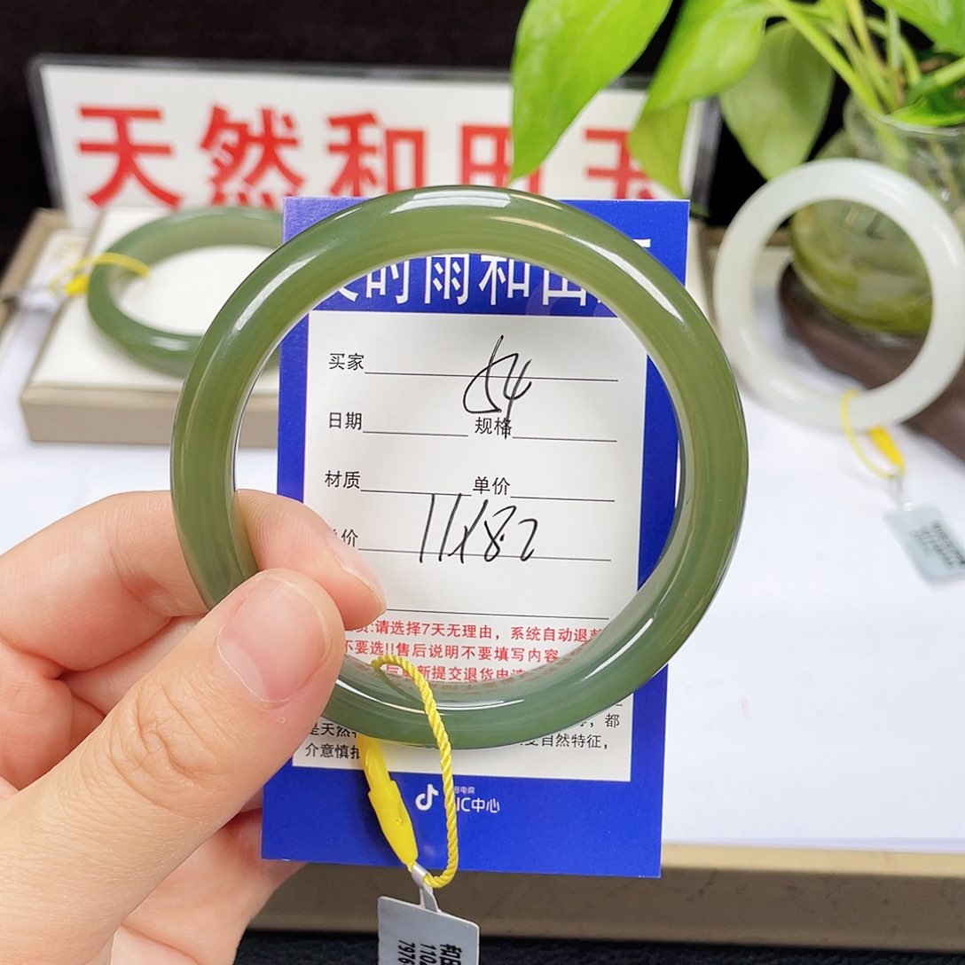 和田玉手镯未镶嵌