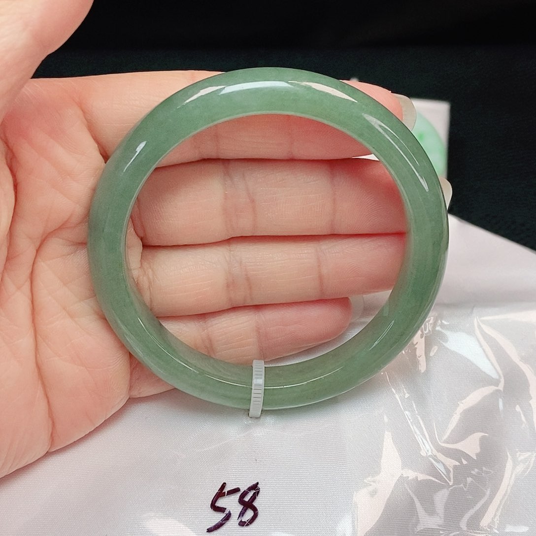 翡翠手镯未镶嵌正圈