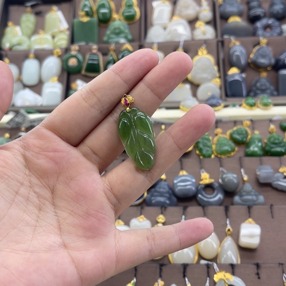 和田玉18K金镶嵌吊坠(赠链)