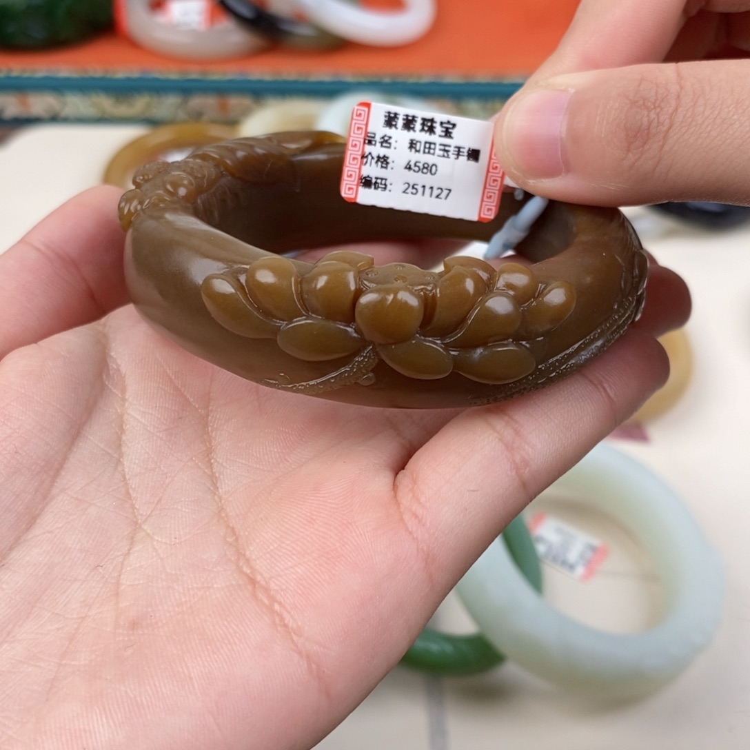 伊***月和田玉未镶嵌手镯