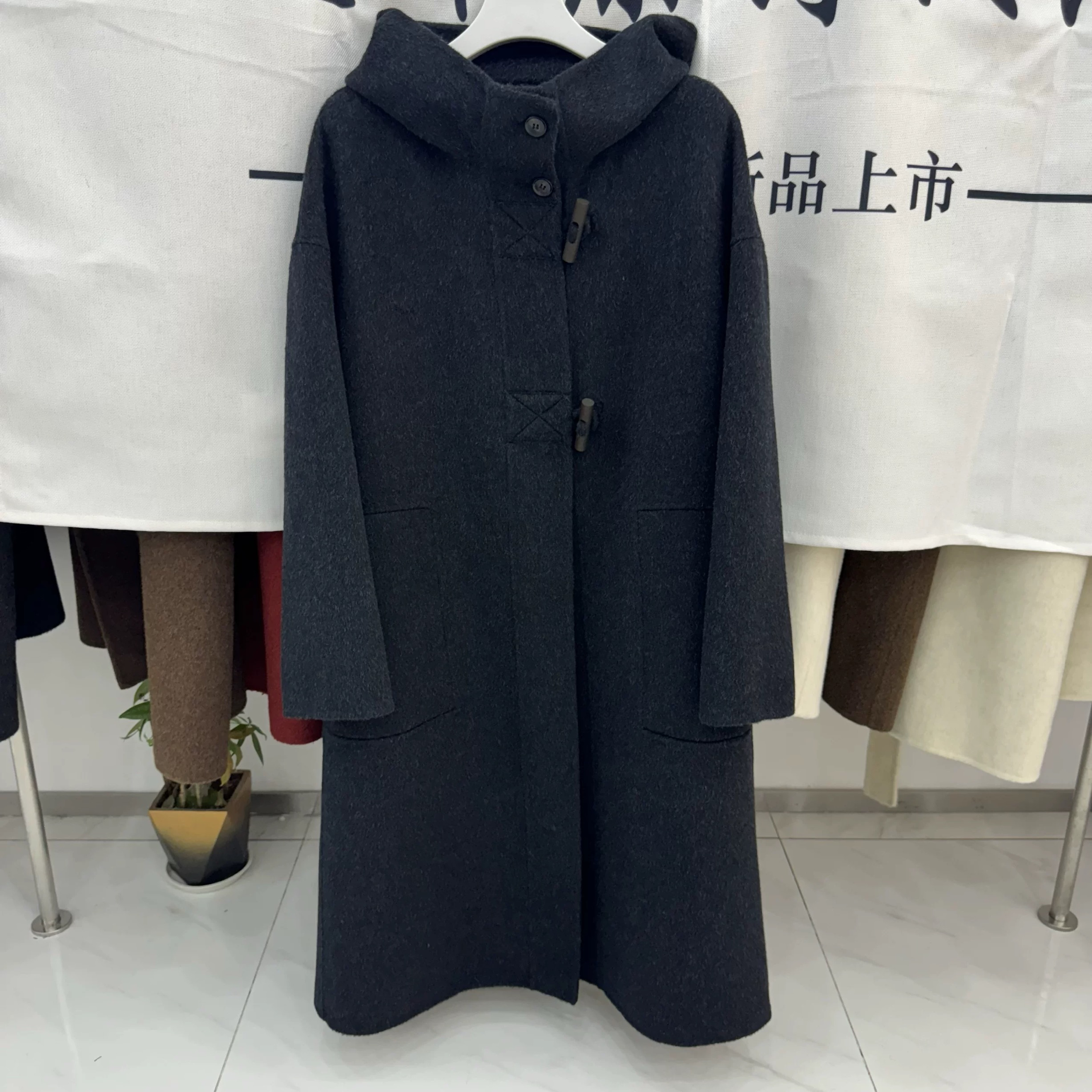 牛角扣双面羊毛大衣女2024冬新款设计感过膝连帽外套