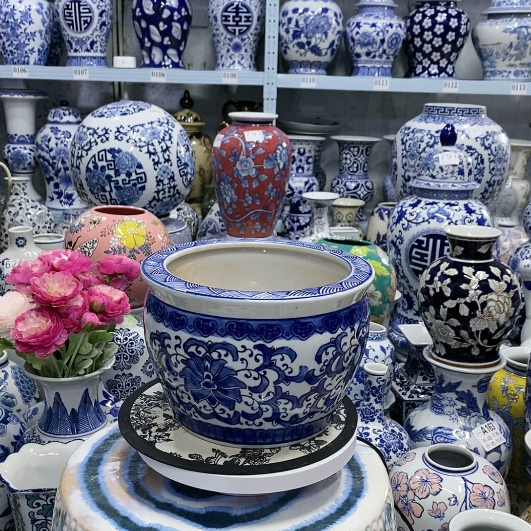 【闪购商品】摆件缠枝莲花盆瓷器………………………………