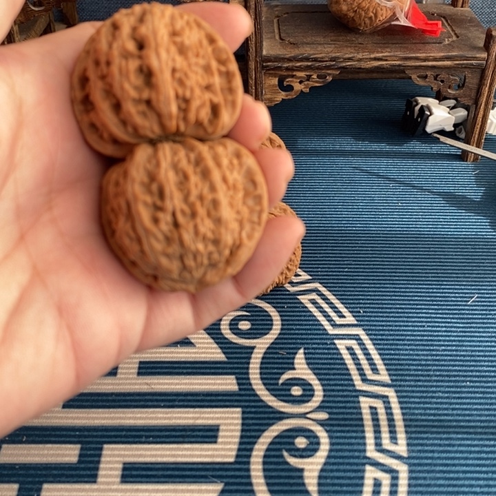 文玩核桃吊坠白狮子
