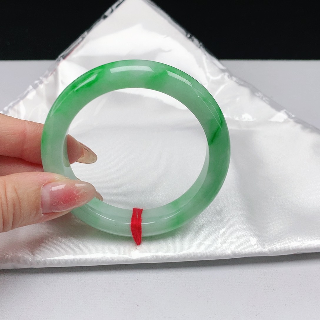 翡翠手镯未镶嵌翡翠095