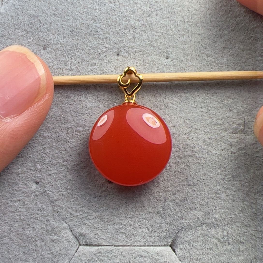 南红玛瑙吊坠18K金镶嵌