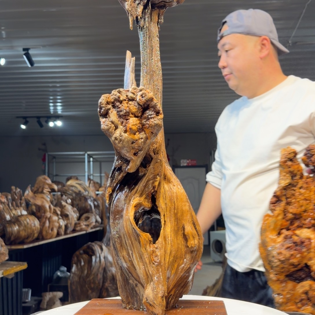 疏***人木王一刀琥珀木摆件54