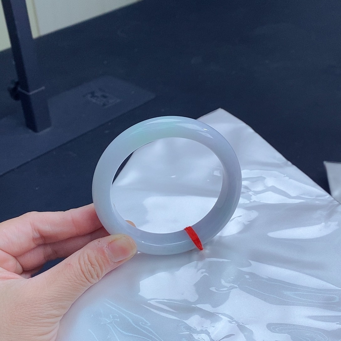 翡翠手镯未镶嵌翡翠