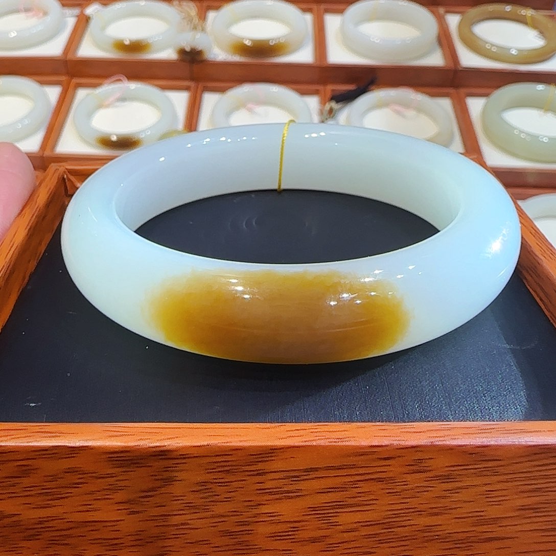 和田玉手镯未镶嵌且末一口老红糖59 60 61