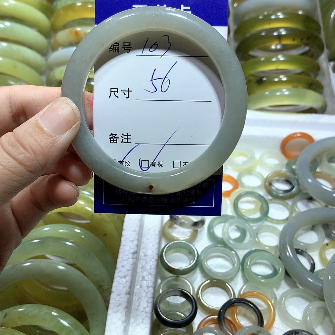 蛇纹石玉手镯未镶嵌