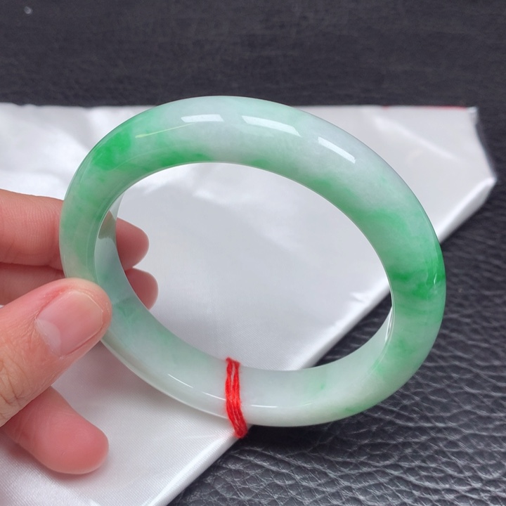 翡翠手镯未镶嵌。