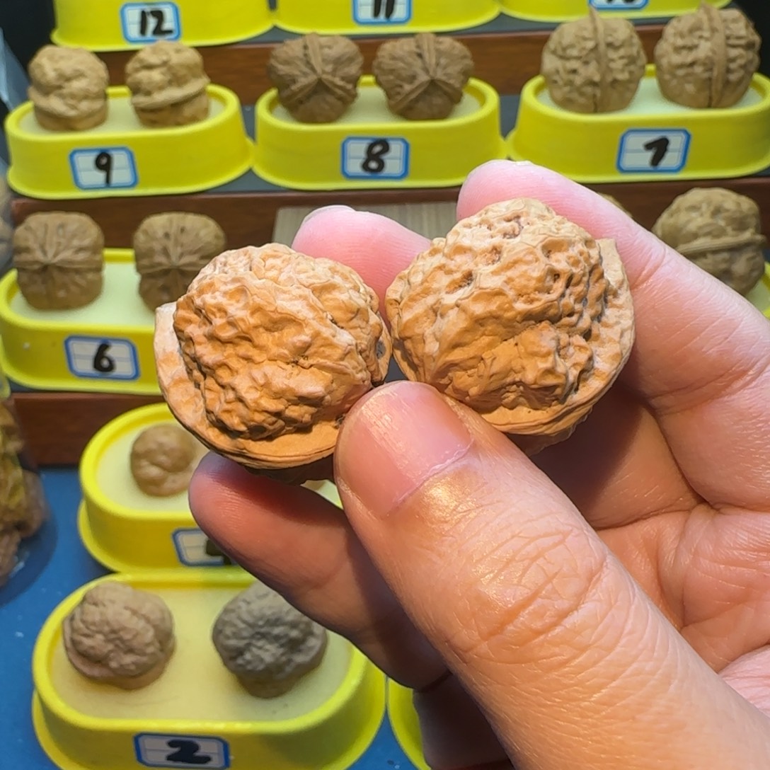 爱***着把件桃核羊头蟾核桃