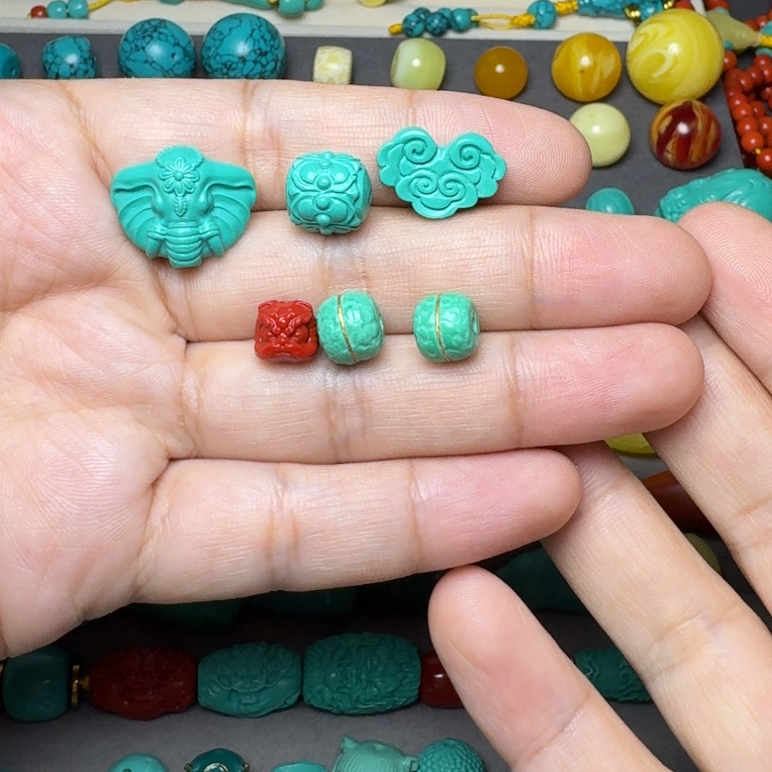 腾***姐非金属手上的各一个，