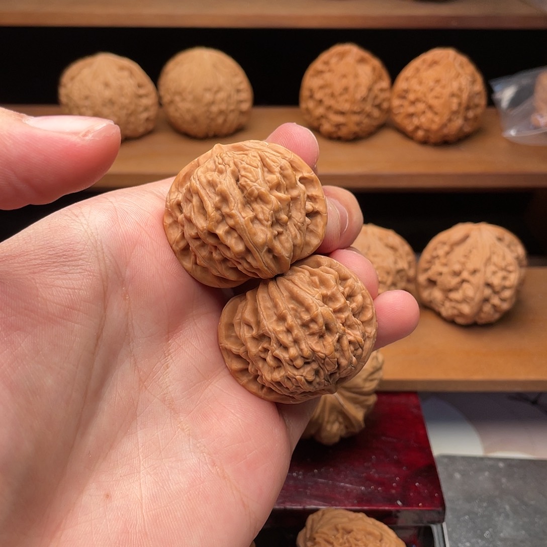 文玩核桃把件39山地红皮四座楼